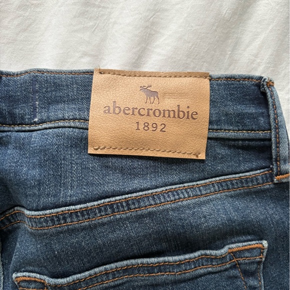 NWT Abercrombie kids distressed knee skinny jeans medium blue size 15/16 slim - Picture 2 of 7